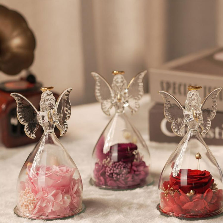 Sklenený anjel s kvetinovým darčekom