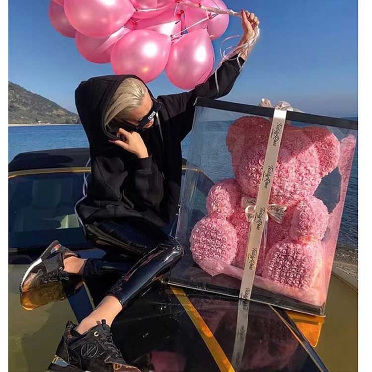 Medvedík z kvetov ruže